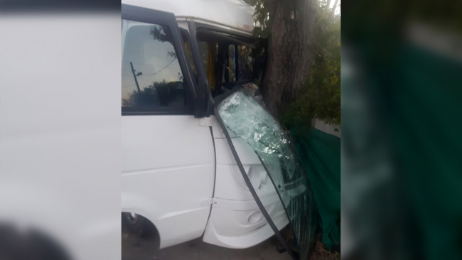 Okul servisi ağaca çarptı: 7'si öğrenci 8 yaralı